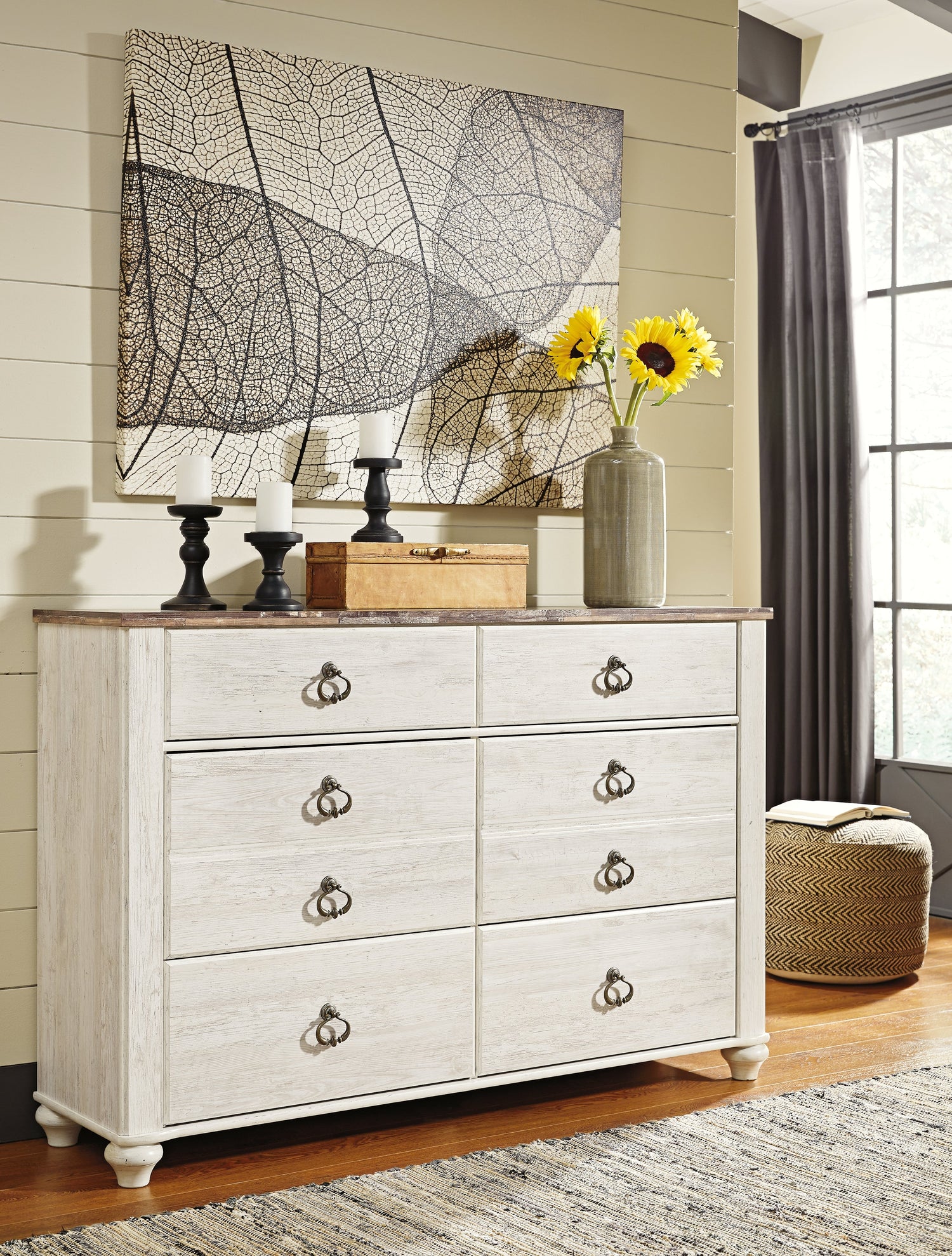 Willowton Queen Sleigh Bed with Dresser in Whitewash - PKG004298