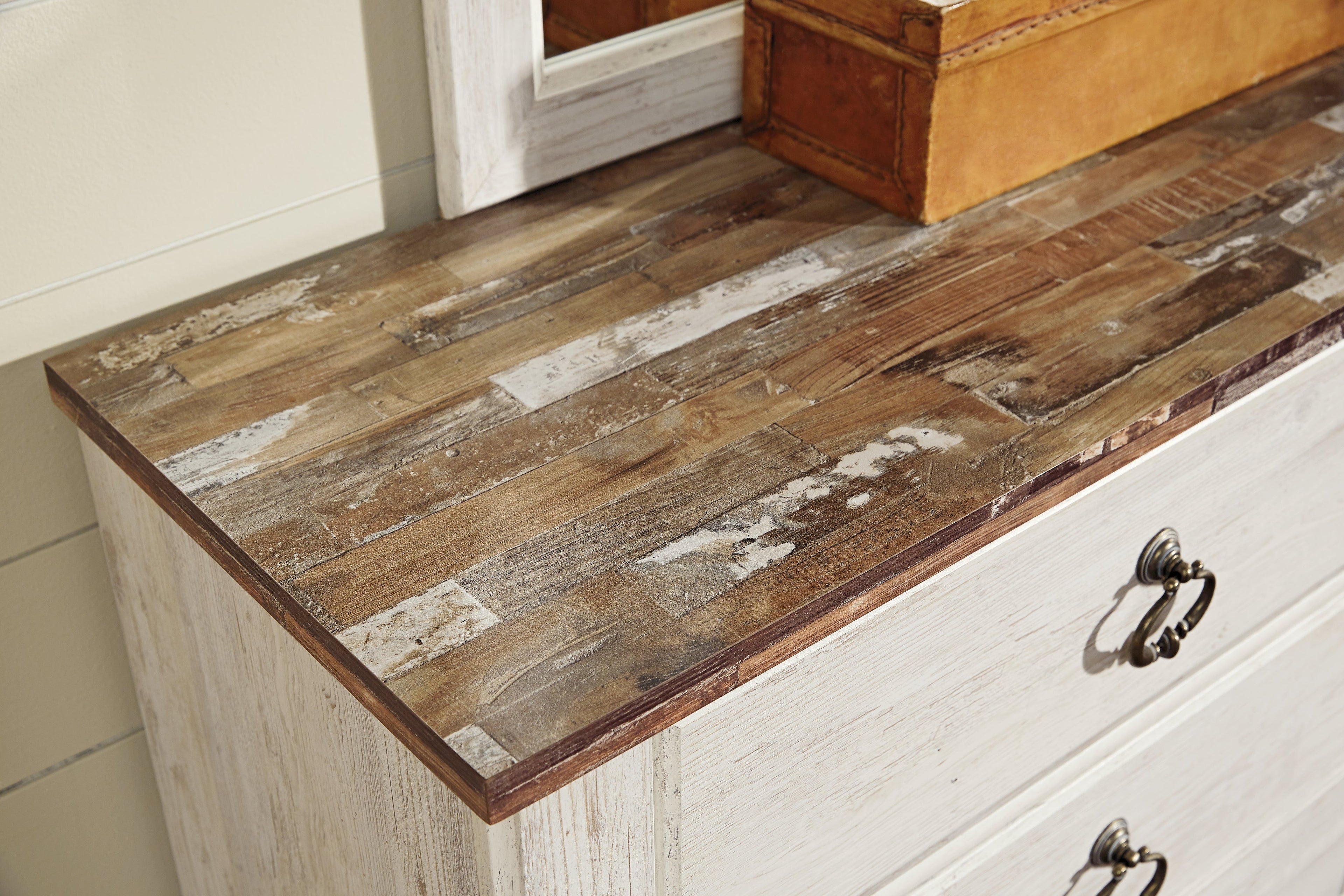 Willowton Queen Sleigh Bed with Mirrored Dresser, Chest and 2 Nightstands in Whitewash - PKG004472