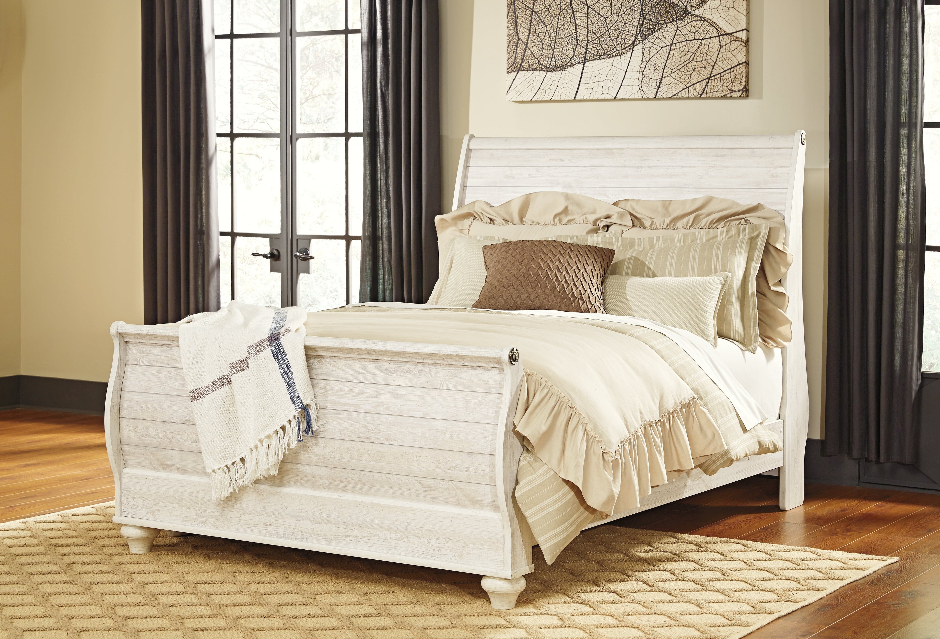 Willowton Queen Sleigh Bed with Mirrored Dresser in Whitewash - PKG004327