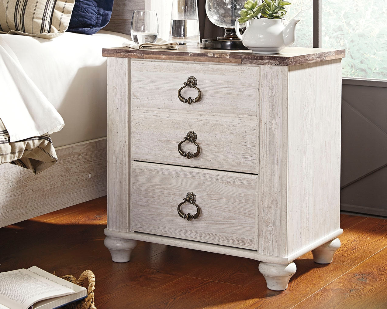 Willowton Whitewash Queen Sleigh Bed, 2 Dressers, Mirror, Chest and 2 Nightstands - B267B39