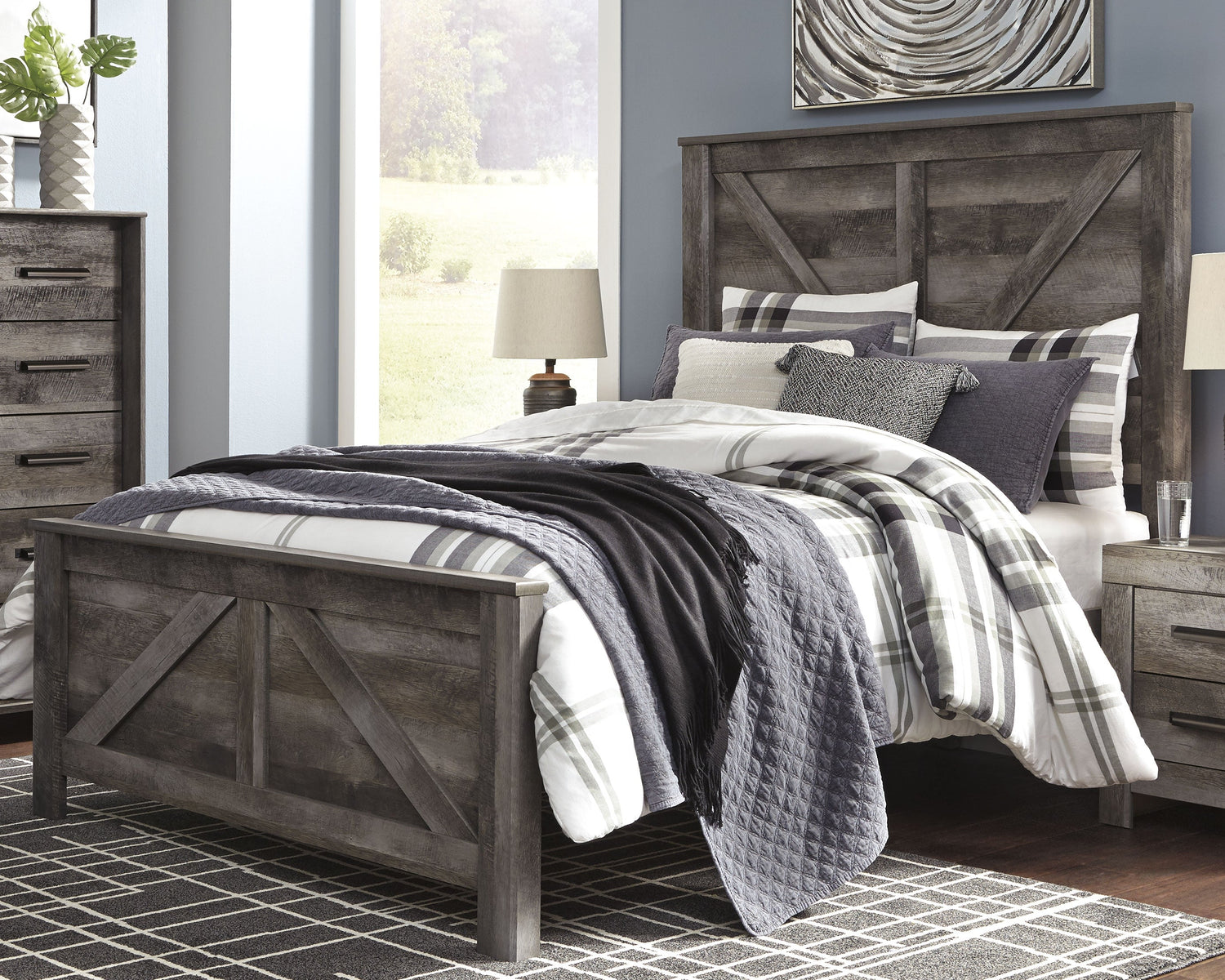 Wynnlow Queen Crossbuck Panel Bed with Mirrored Dresser and 2 Nightstands in Gray - PKG005684