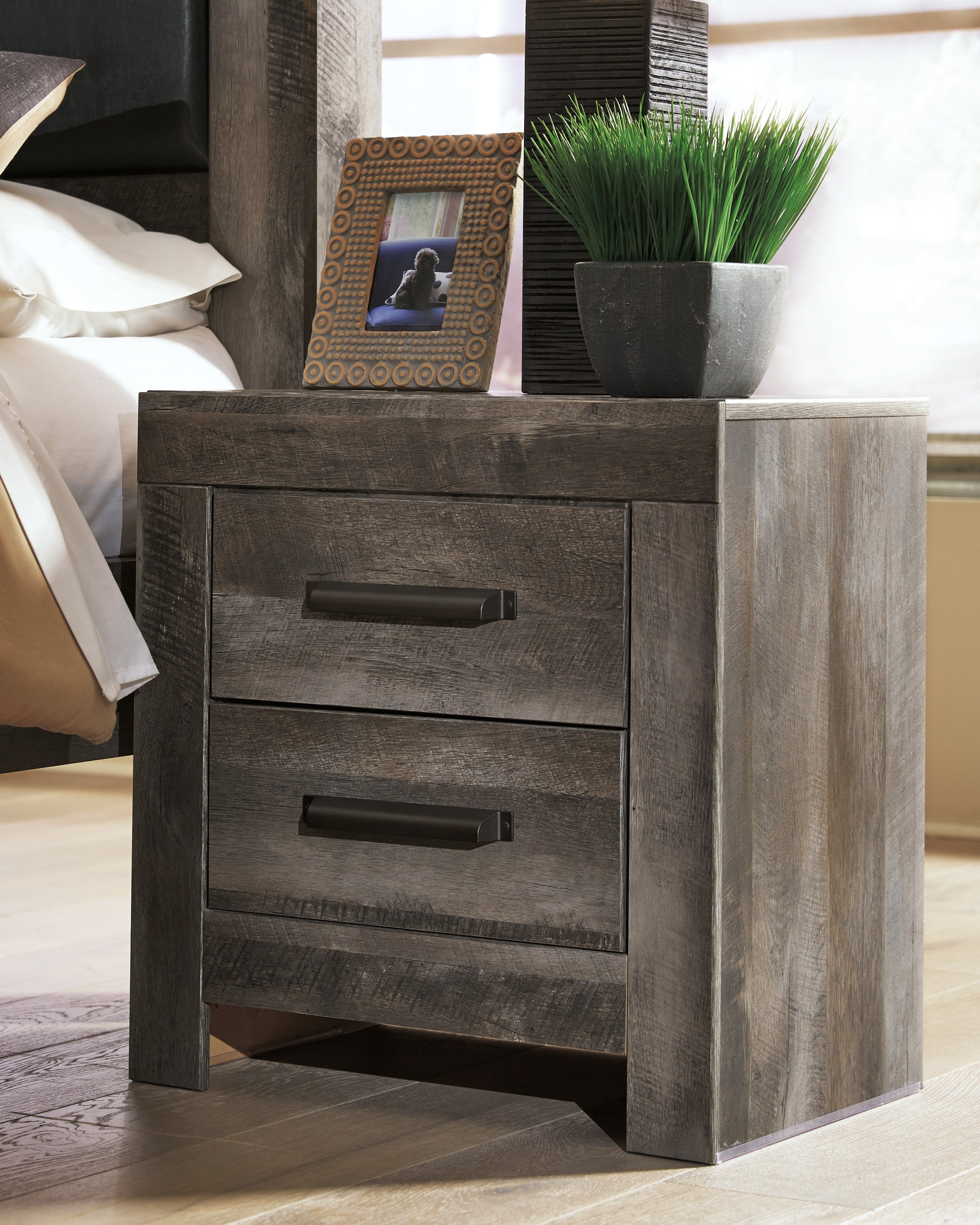 Wynnlow Queen Crossbuck Panel Bed with Mirrored Dresser, Chest and 2 Nightstands in Gray - PKG006369