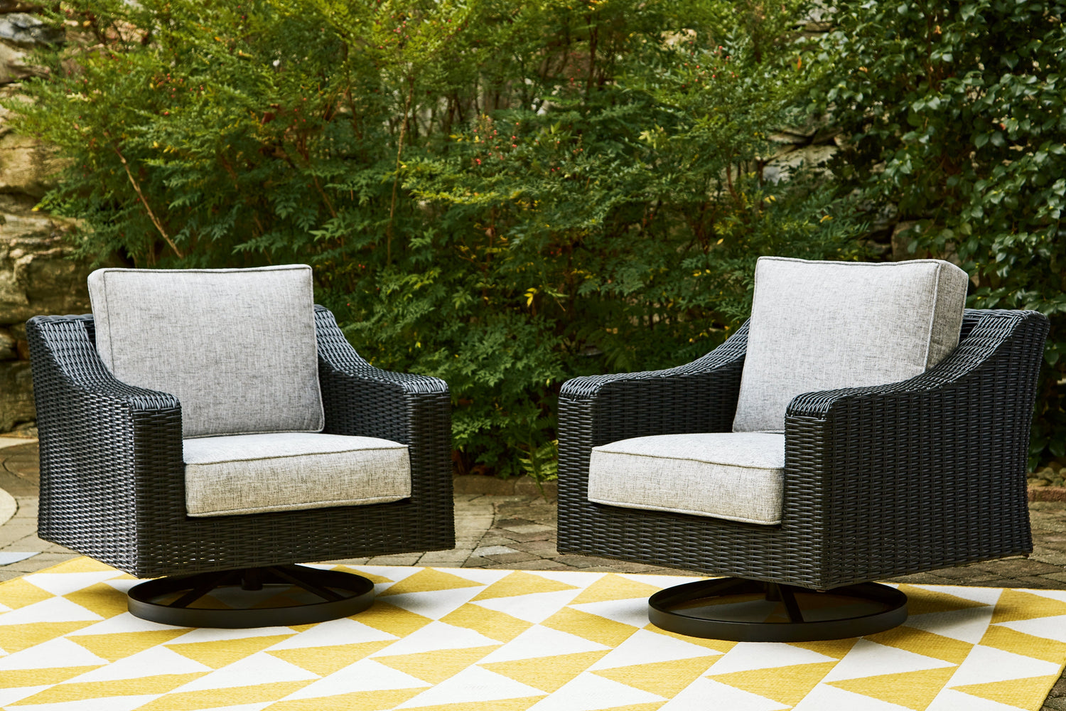 Beachcroft Black/Light Gray Outdoor Swivel Lounge with Cushion - P792-821 - Bien Home Furniture &amp; Electronics