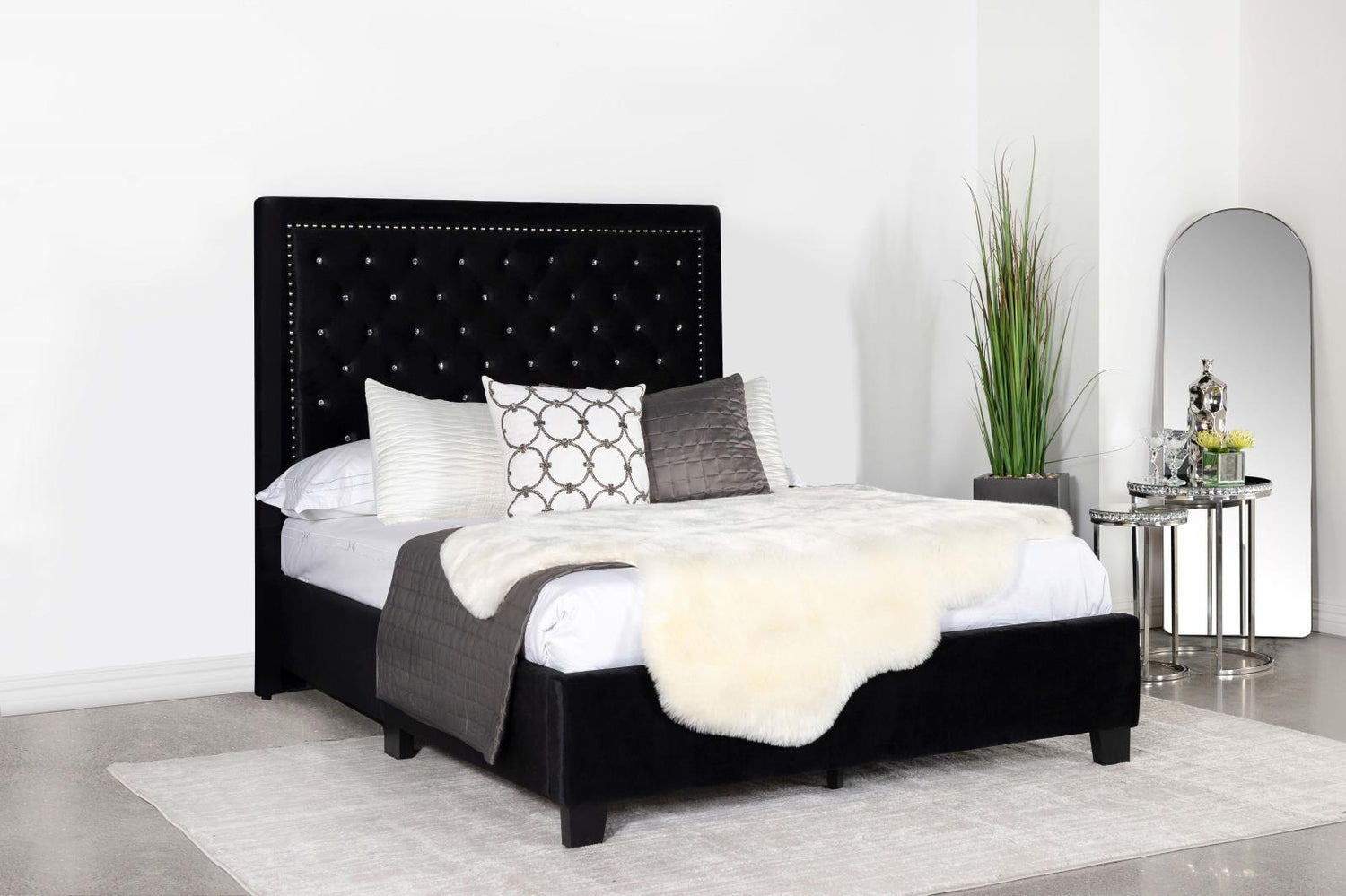 Cama King con plataforma tapizada Hailey negra - Home Furniture &amp; Electronics – Bien Home Furniture & Electronics